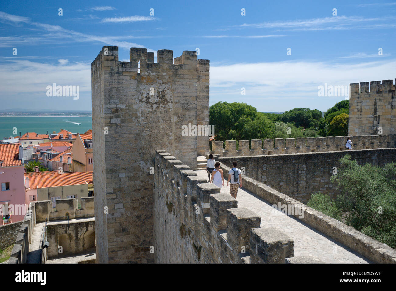 Portugal, Lissabon, das Castelo de Sao Jorge, Blick von der Stadtmauer über den Stadtteil Alfama an den Tejo Stockfoto