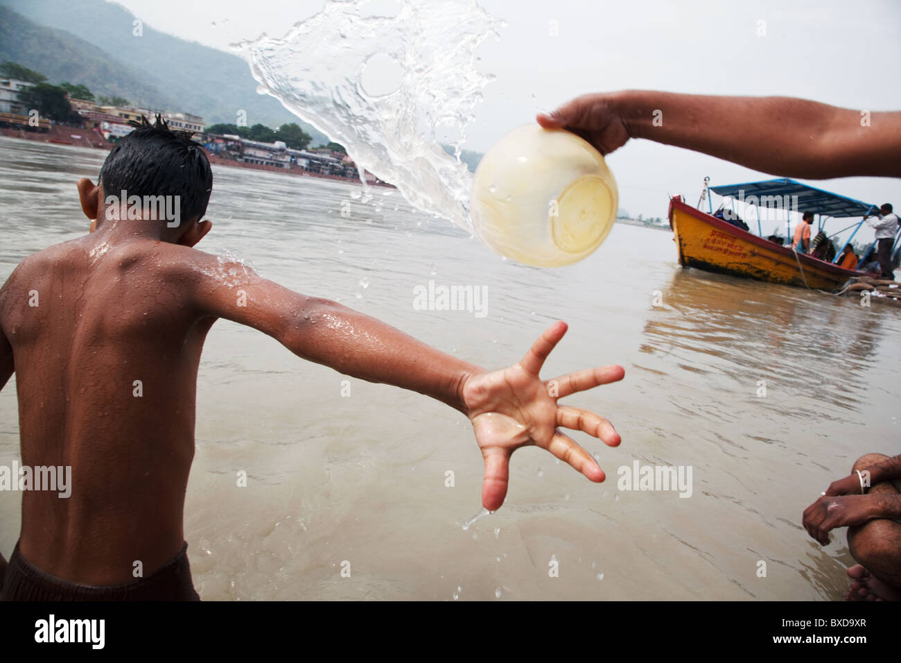 Kinder Spielen Mit Wasser Im Fluss Ganges In Rishikesh Uttarakhand