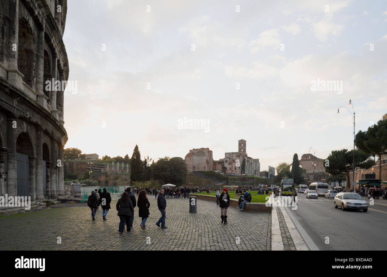 Roma, via dei Fori Imperiali, Colosseo e passanti Stockfoto