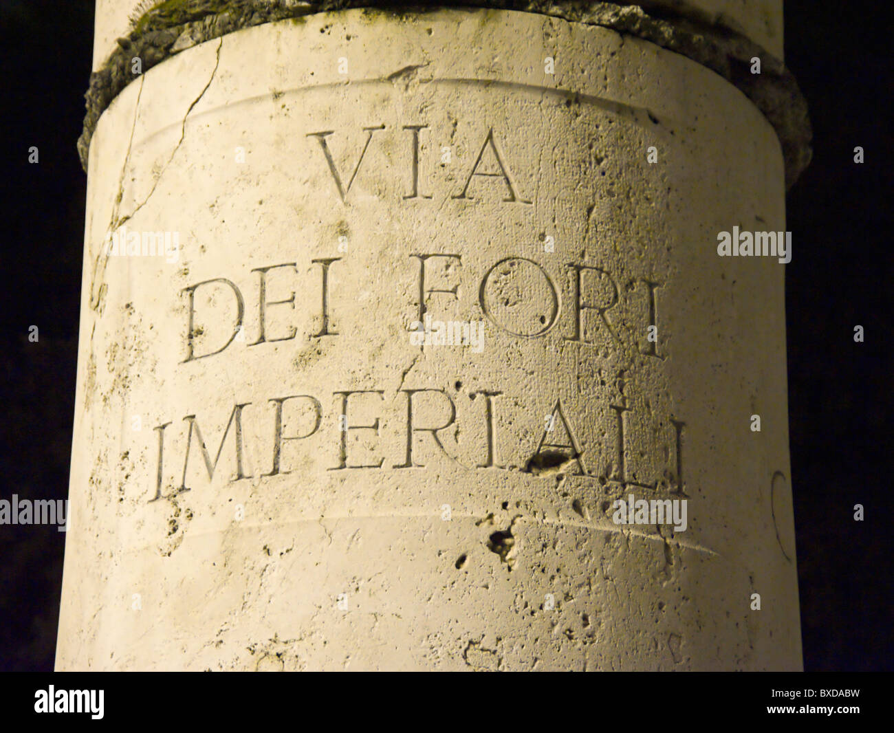 Rom, via dei Fori Imperiali Zeichen eingeschriebenen auf Säule, Nacht Foto. Stockfoto