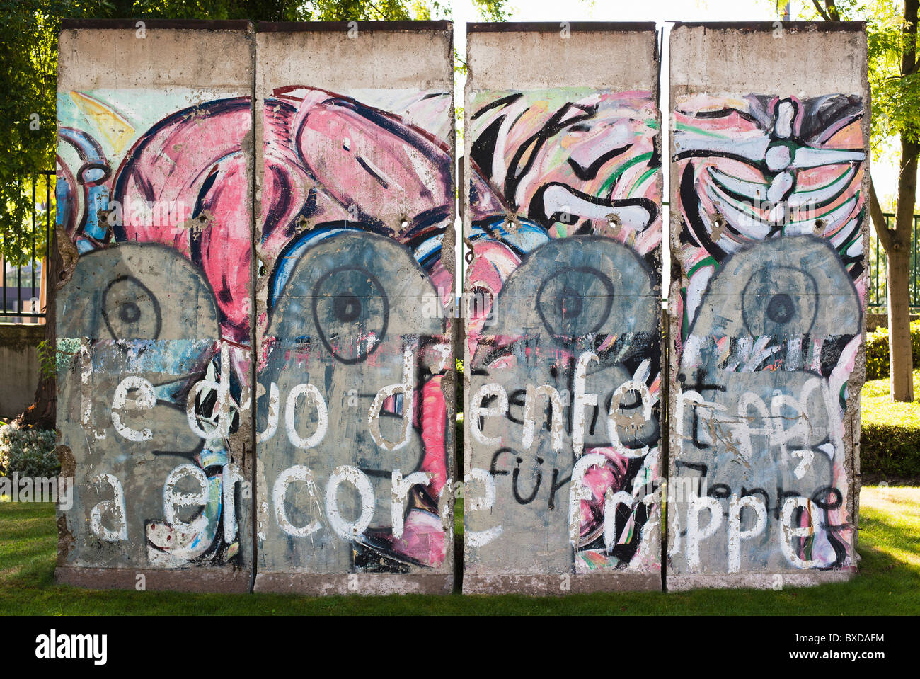 Teile der Berliner Mauer mit Tags am Europäischen Gerichtshof für Menschenrechte, Palais des Droits de l'Homme, Straßburg, Elsass, Frankreich, Europa Stockfoto