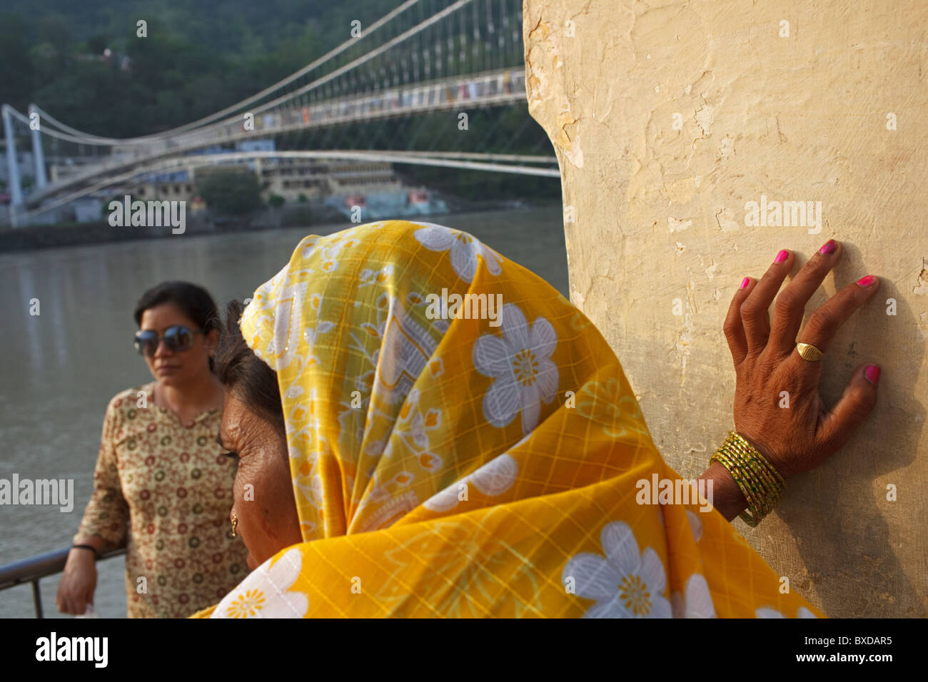 Zwei indische Frauen auf Ganges in Rishikesh, Uttarakhand, Indien. Stockfoto