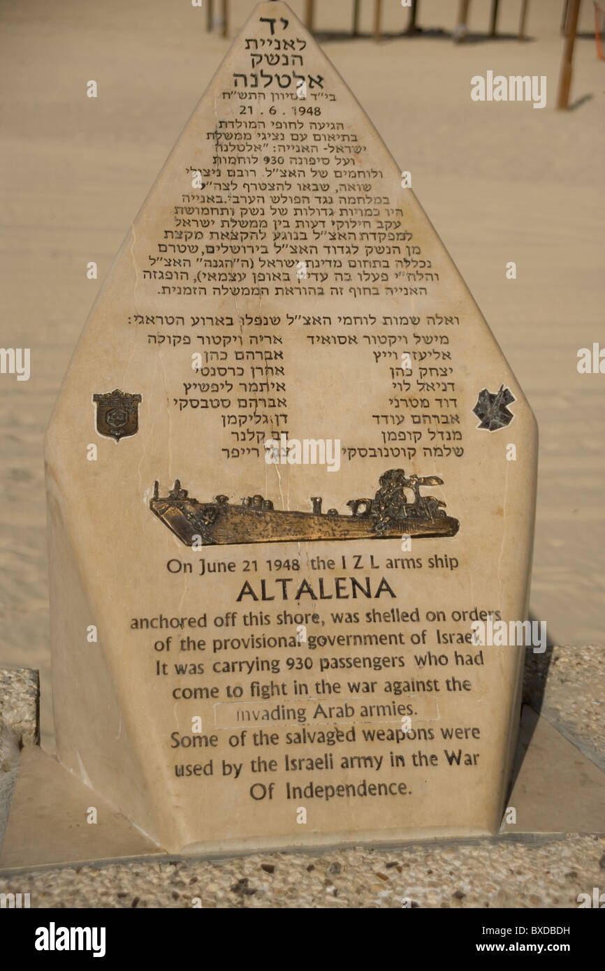 Denkmal für den Unternehmer an der Strandpromenade von Tel Aviv, das Schiff wurde 1948 off Shore von Tel Aviv beschossen. Stockfoto