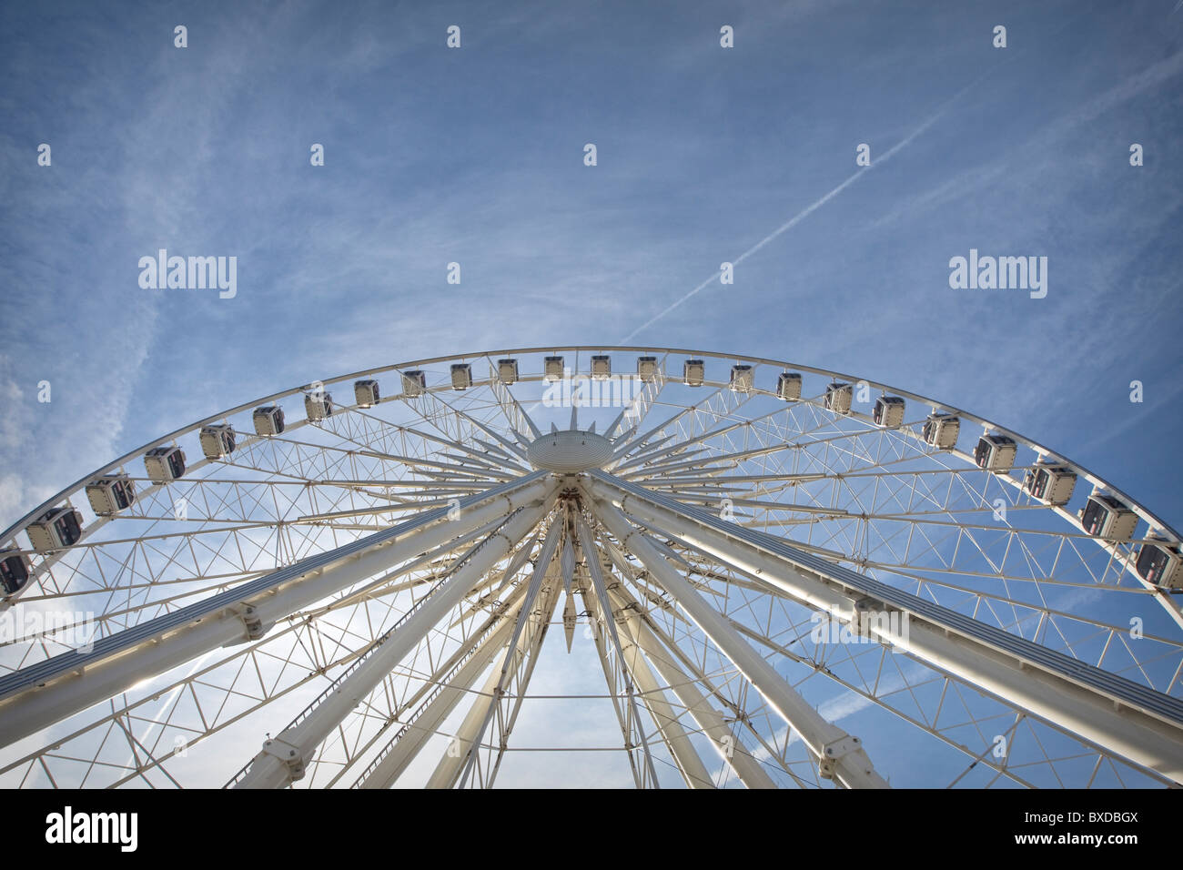 Riesenrad vor blauem Himmel Stockfoto