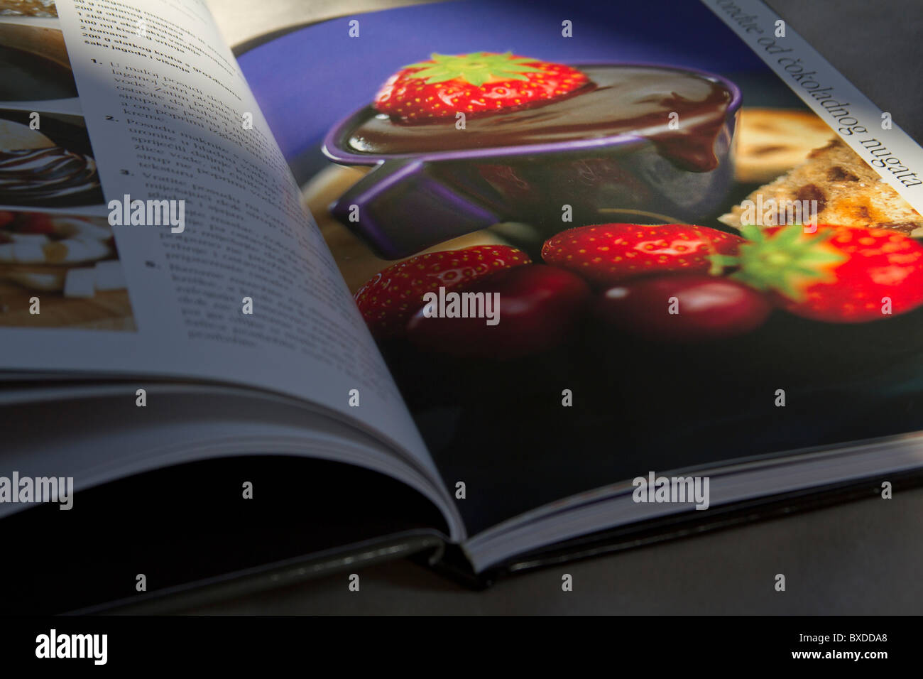 Öffnen Sie Adressbuch mit Kuchen Bild Erdbeere rote Schatten Stockfoto