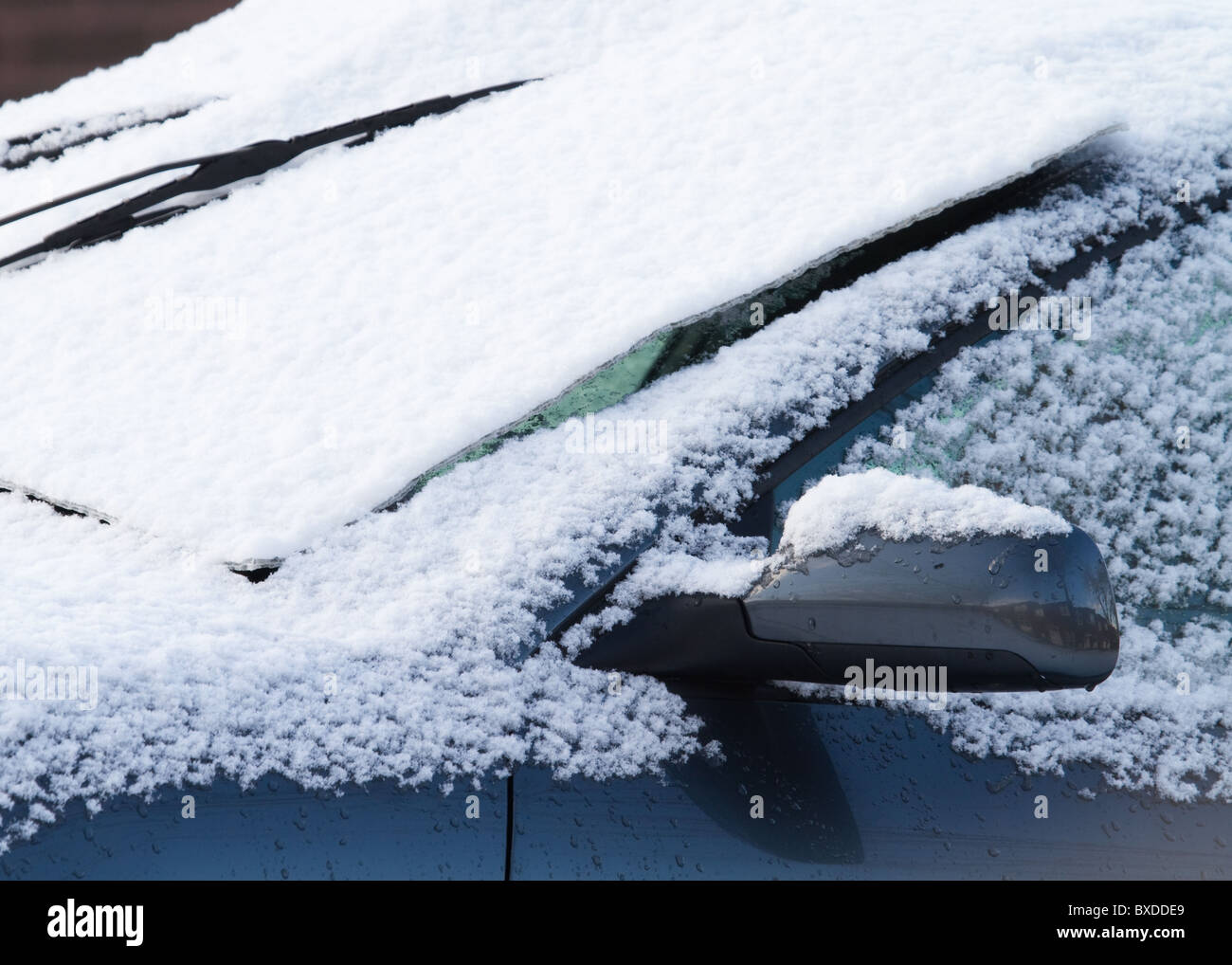Schnee auf ein Auto mit einem Windschutz-Blatt Stockfoto