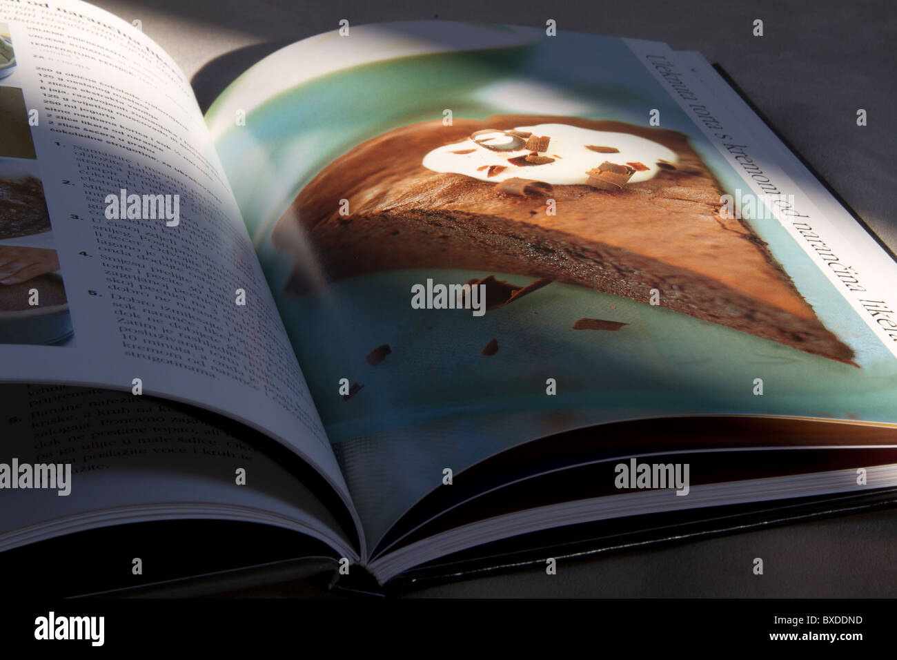Buch mit Kuchen Bild braune Schatten öffnen Stockfoto