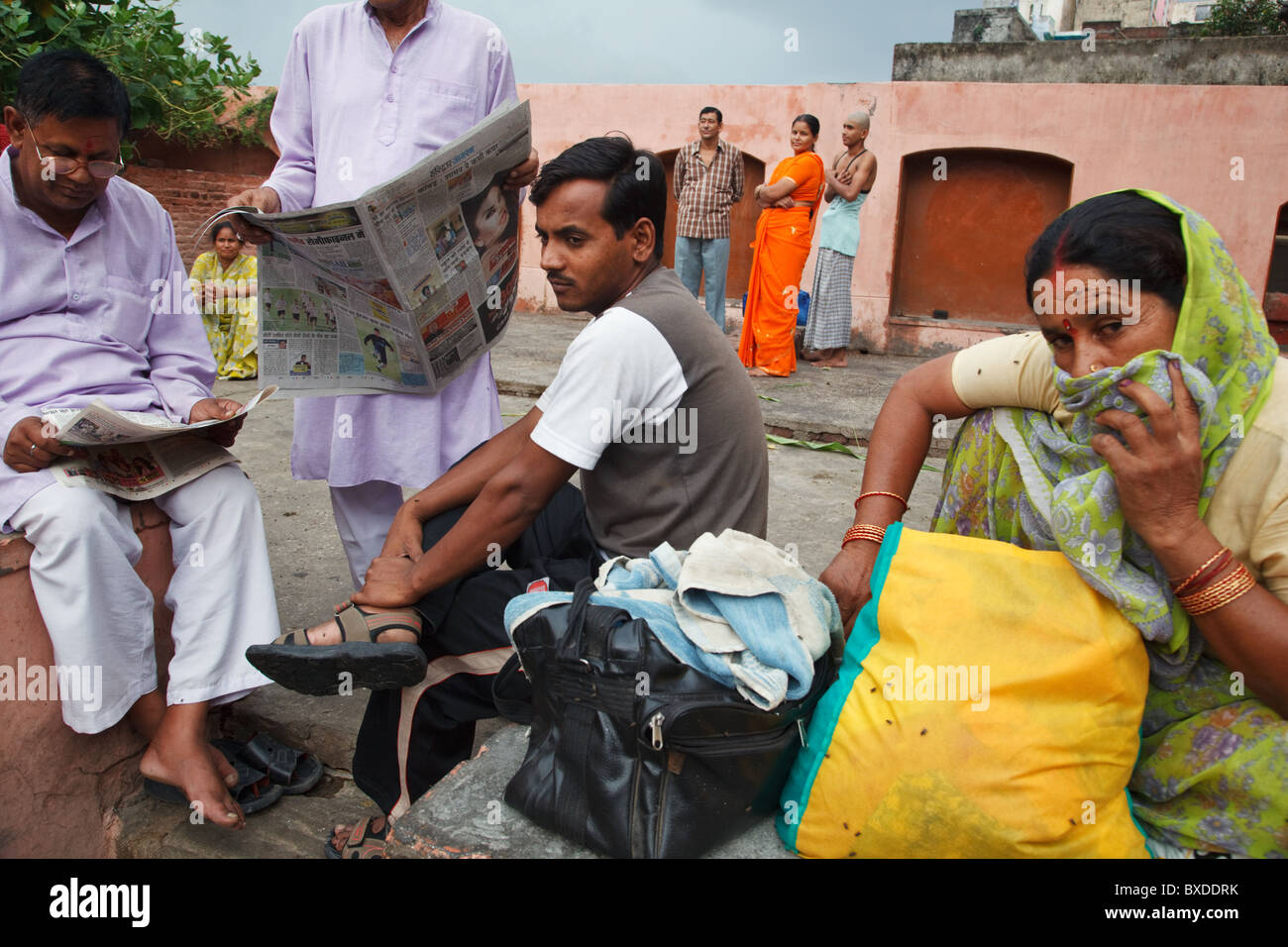 Eine Gruppe von Erwachsenen wartet auf ihre Verwandten in Haridwar, Uttarakhand, Indien. Stockfoto