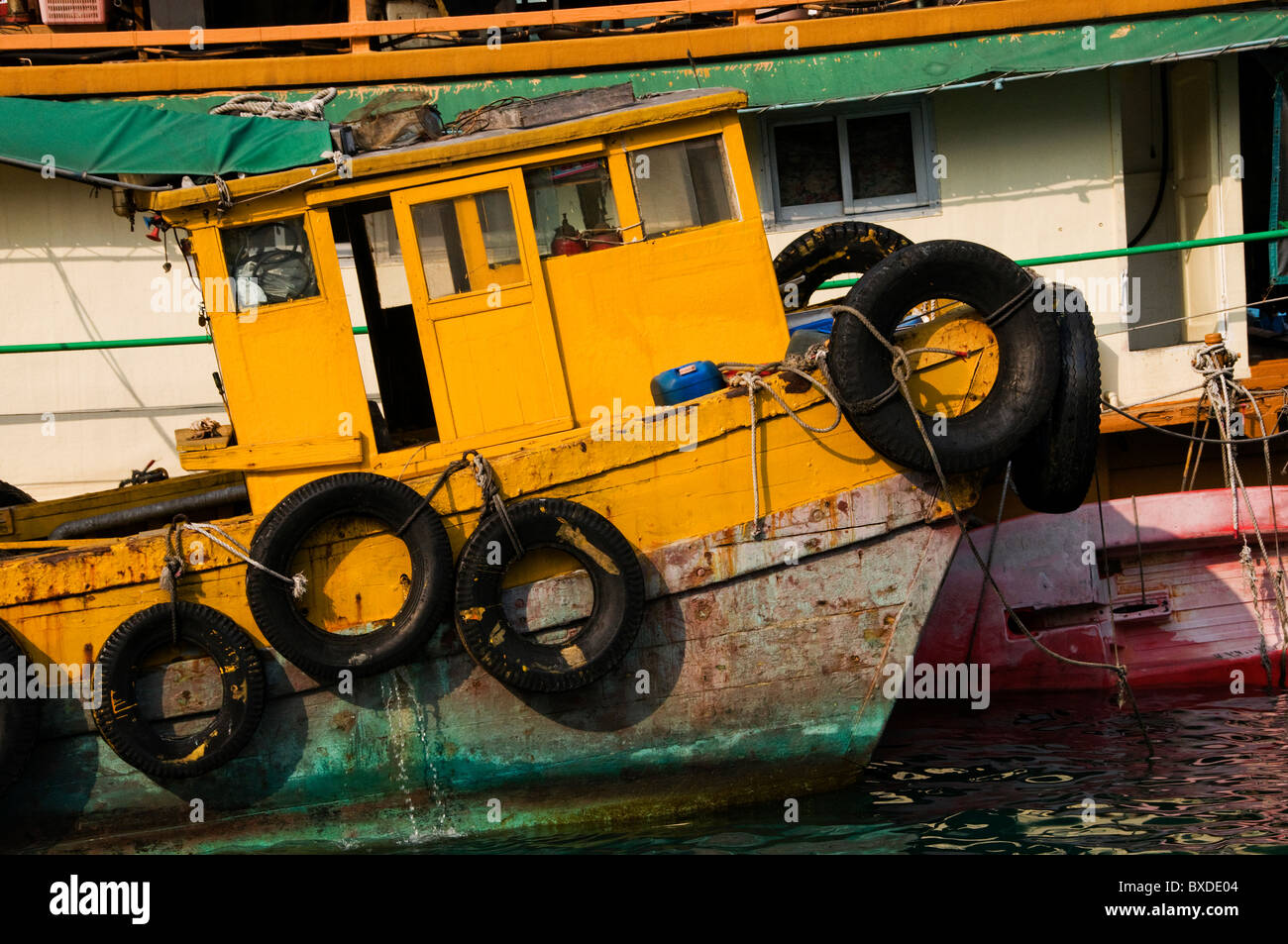 Kleine bunte Schlepper im Hafen festgemacht Stockfoto