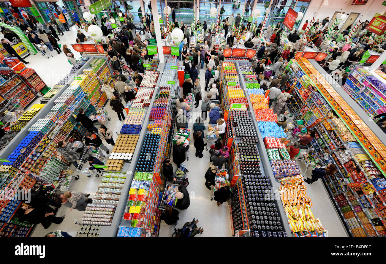 Wertaufbewahrungsmittel beschäftigt Supermarkt - Kunden Schlange in Gängen. Stockfoto