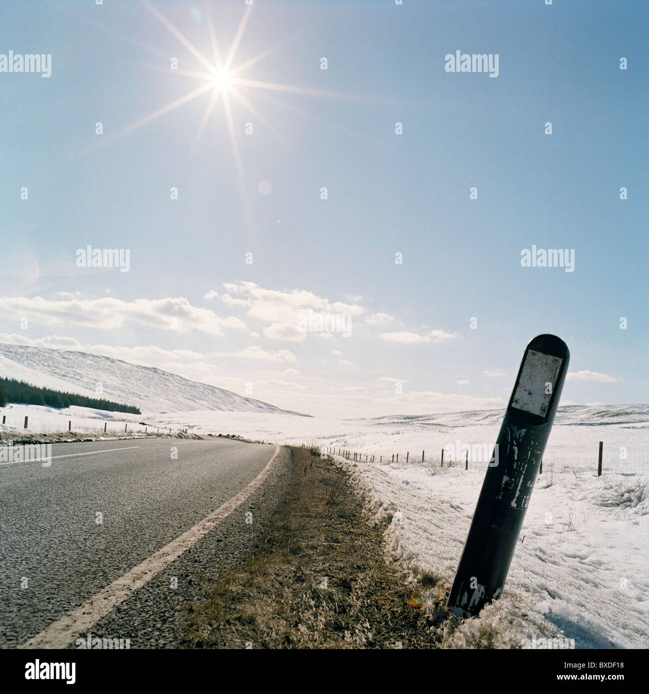 Blick in den Süden auf einer Landstraße im Winter mit Schnee auf der Landschaft der Campsie Hills zwischen Fintry und Glasgow. Stirlingshire, Schottland. Stockfoto