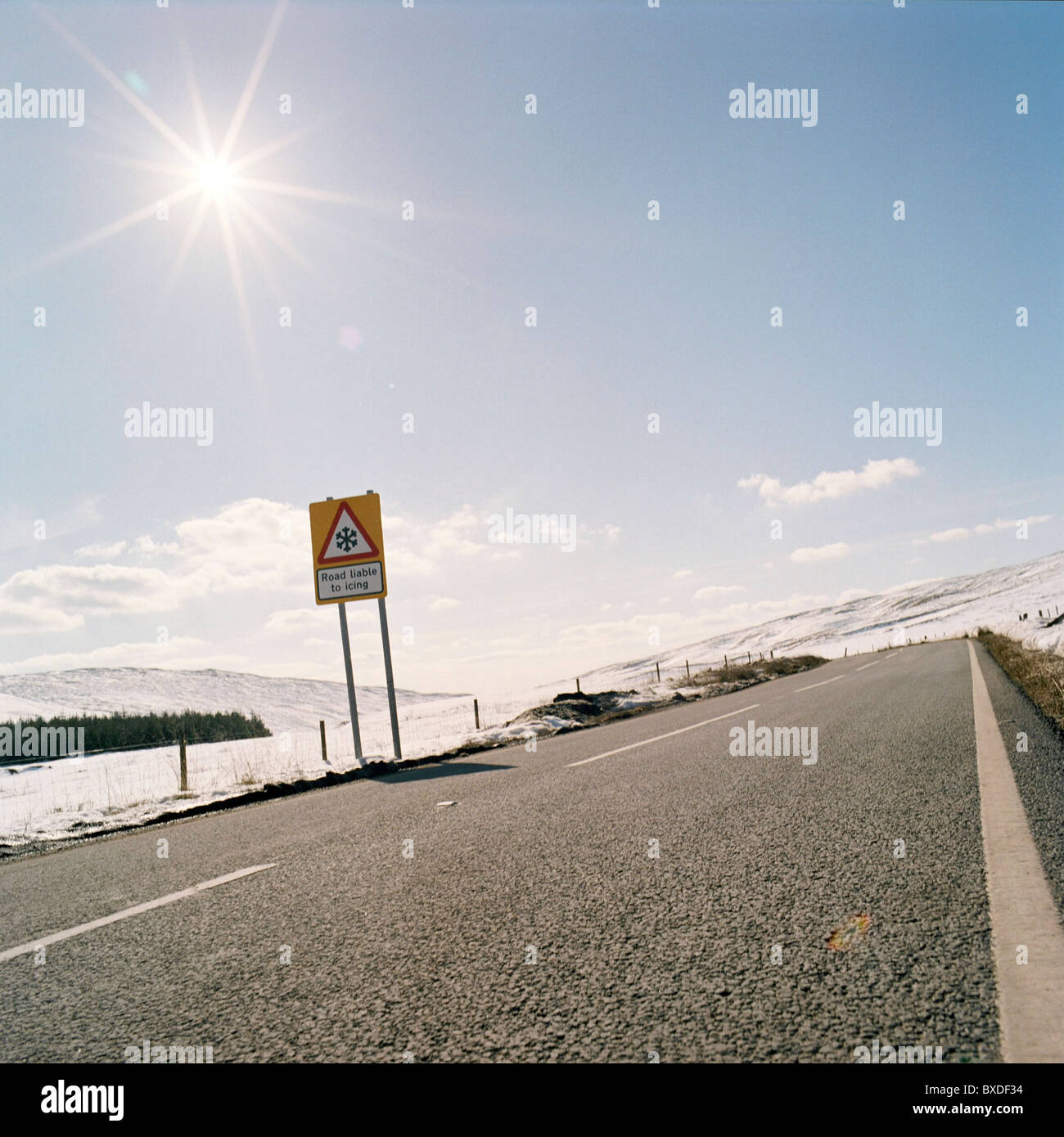 Blick in den Süden auf einer Landstraße im Winter mit Schnee auf der Landschaft der Campsie Hills zwischen Fintry und Glasgow. Stirlingshire, Schottland. Stockfoto