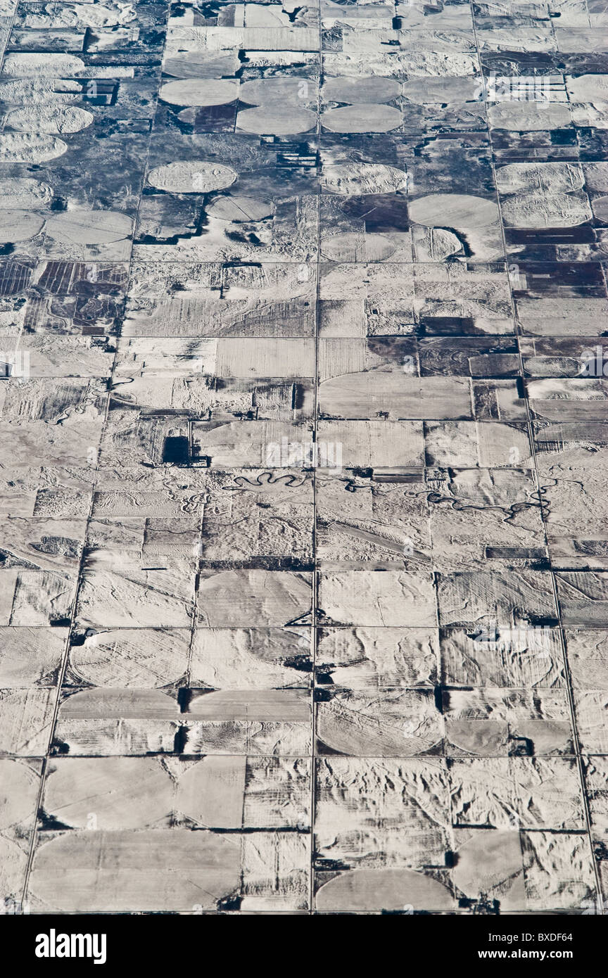 Luftaufnahme irgendwo über den mittleren Westen USA zeigt Grid Layout und Bewässerung Kreise nach einem Winter Schneefall Stockfoto