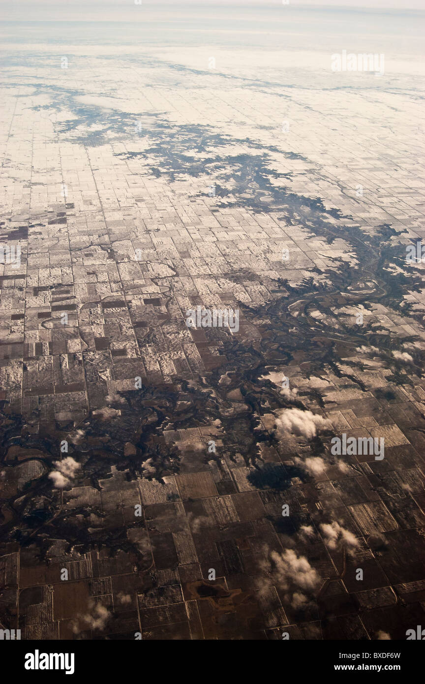 Luftaufnahme irgendwo über den mittleren Westen USA nach einem Winter Schneefall klar hervorgeht, Grid-Layout von Ackerland. Stockfoto