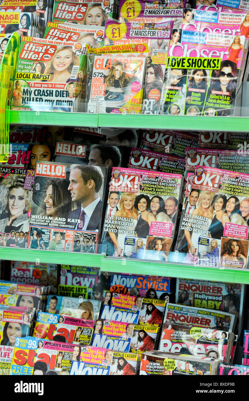 Zeitschriften zum Verkauf auf dem Nachrichtenstand im Asda Supermarkt, Großbritannien Stockfoto