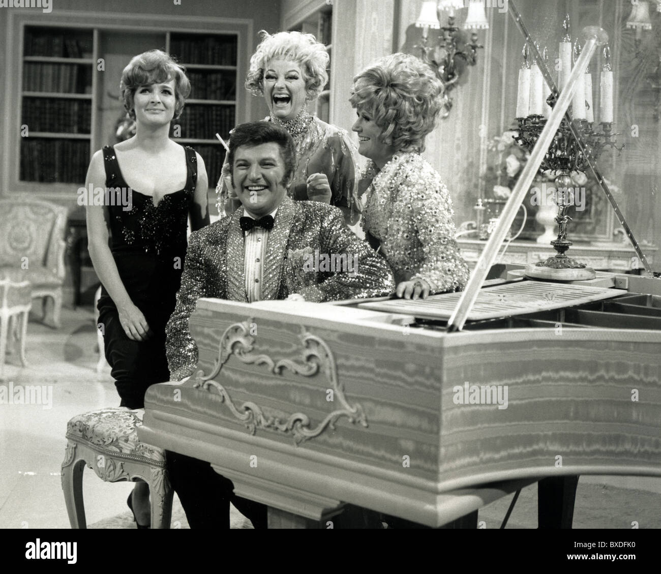 Rudi VÖLLER mit von links Millicent Martin, Carol Channing und Dusty Springfield Stockfoto