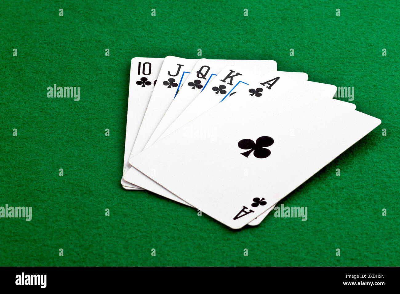 Royal Flush Ostwind Pokerhand mit Clubs auf grünem Filz Stockfoto