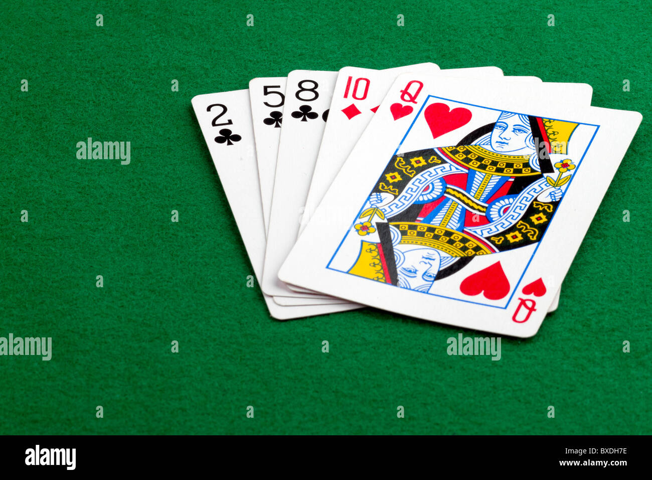 Hohe Karte Poker hand auf grünem Hintergrund Stockfoto