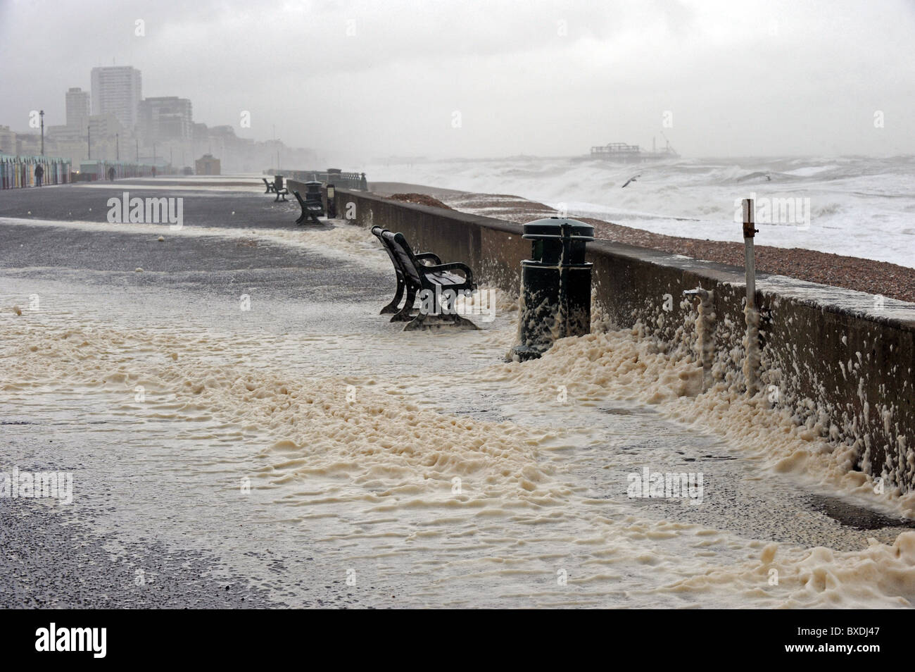 Starkem Wind und Seegang führte zu Hove Strandpromenade in Zoll der Schaum des Meeres bedeckt Stockfoto