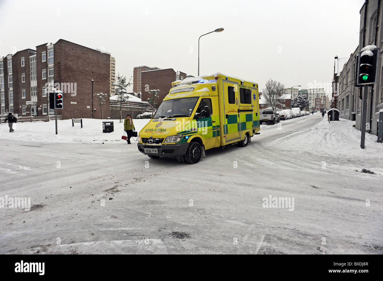 Ein Krankenwagen in Brighton fährt vorsichtig über die vereisten Straßen um einen Notruf zu beantworten Stockfoto