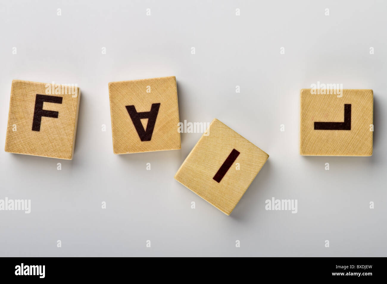 Holz-Magnete mit schiefen Buchstaben Rechtschreibung "Scheitern" Stockfoto