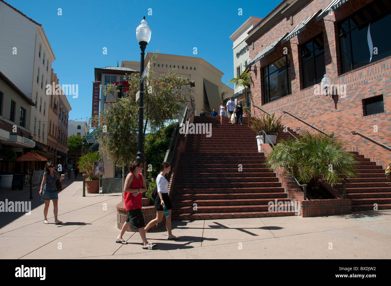 San Luis Obispo Innenstadt hat alte Mode-Funktionen und ein Bauernmarkt am Donnerstagabend mit Bbq, Bar-b-Que, Outdoor-Anbieter. Stockfoto
