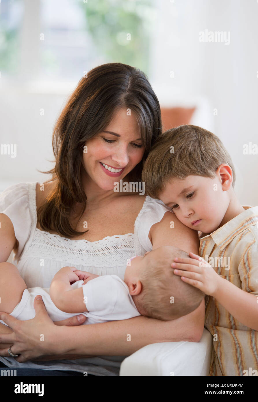 Mutter und ihre zwei Kinder Stockfoto