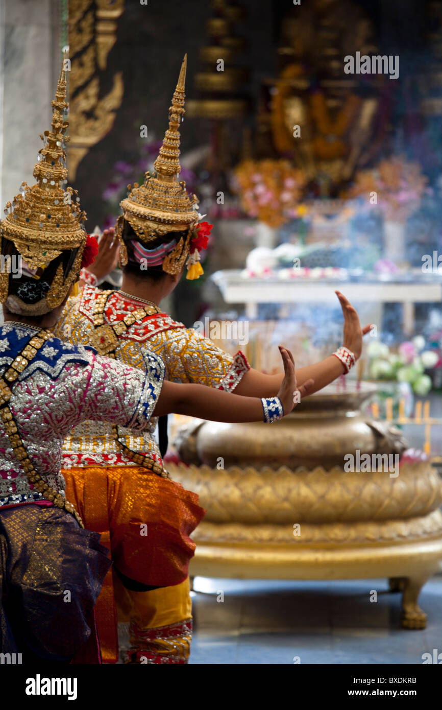 Traditionelle thai Tänzer in einem Tempel Stockfoto