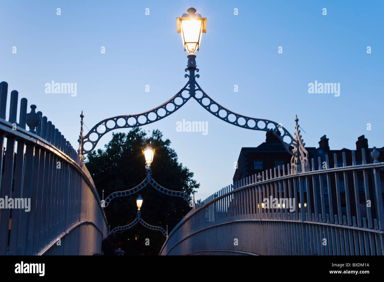 Lichter auf Ha'penny Brücke in Dublin Irland Stockfoto