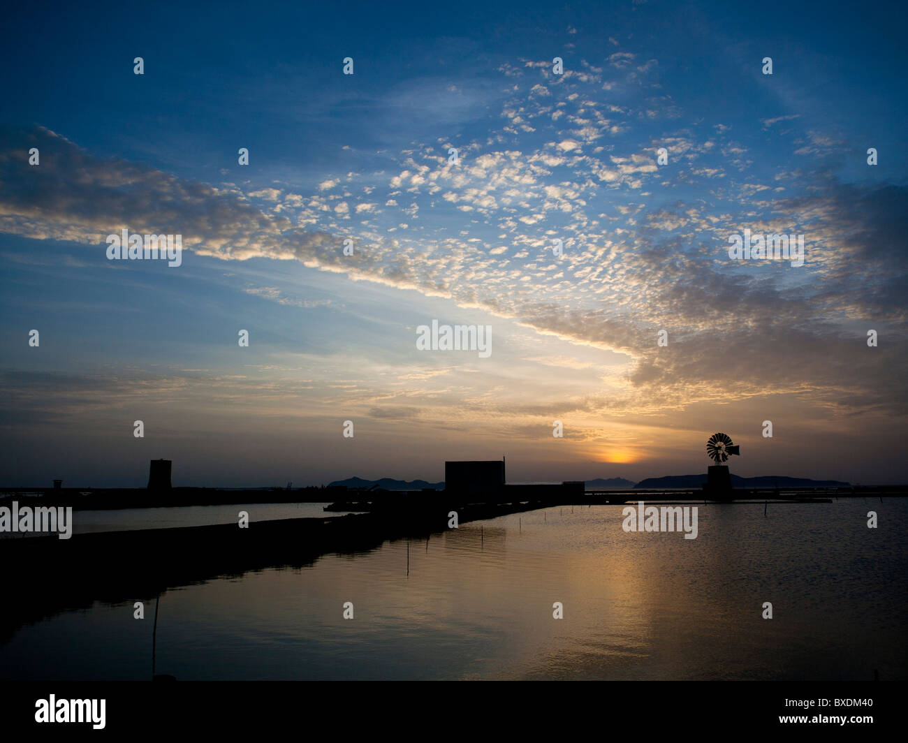 Sonnenaufgang in Salinen, Trapani, Sizilien, Italien Stockfoto