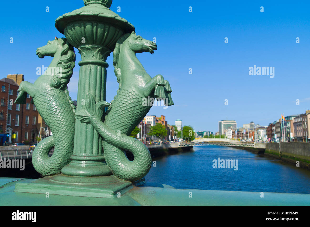 Seepferdchen-Statuen auf Grattan-Brücke über den Fluss liffey Stockfoto