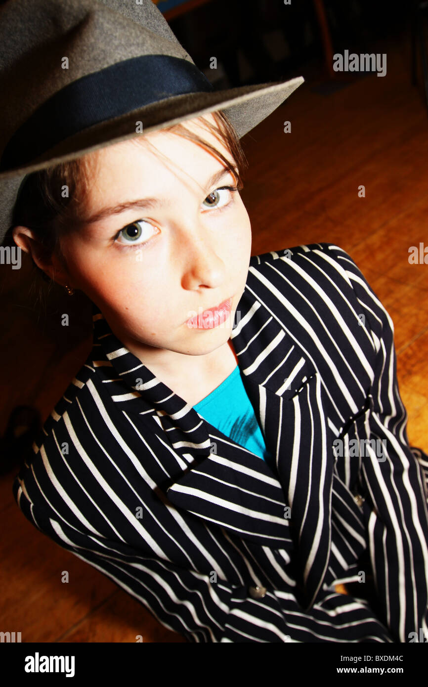 junges Mädchen im Gangster-Anzug-outfit Stockfoto