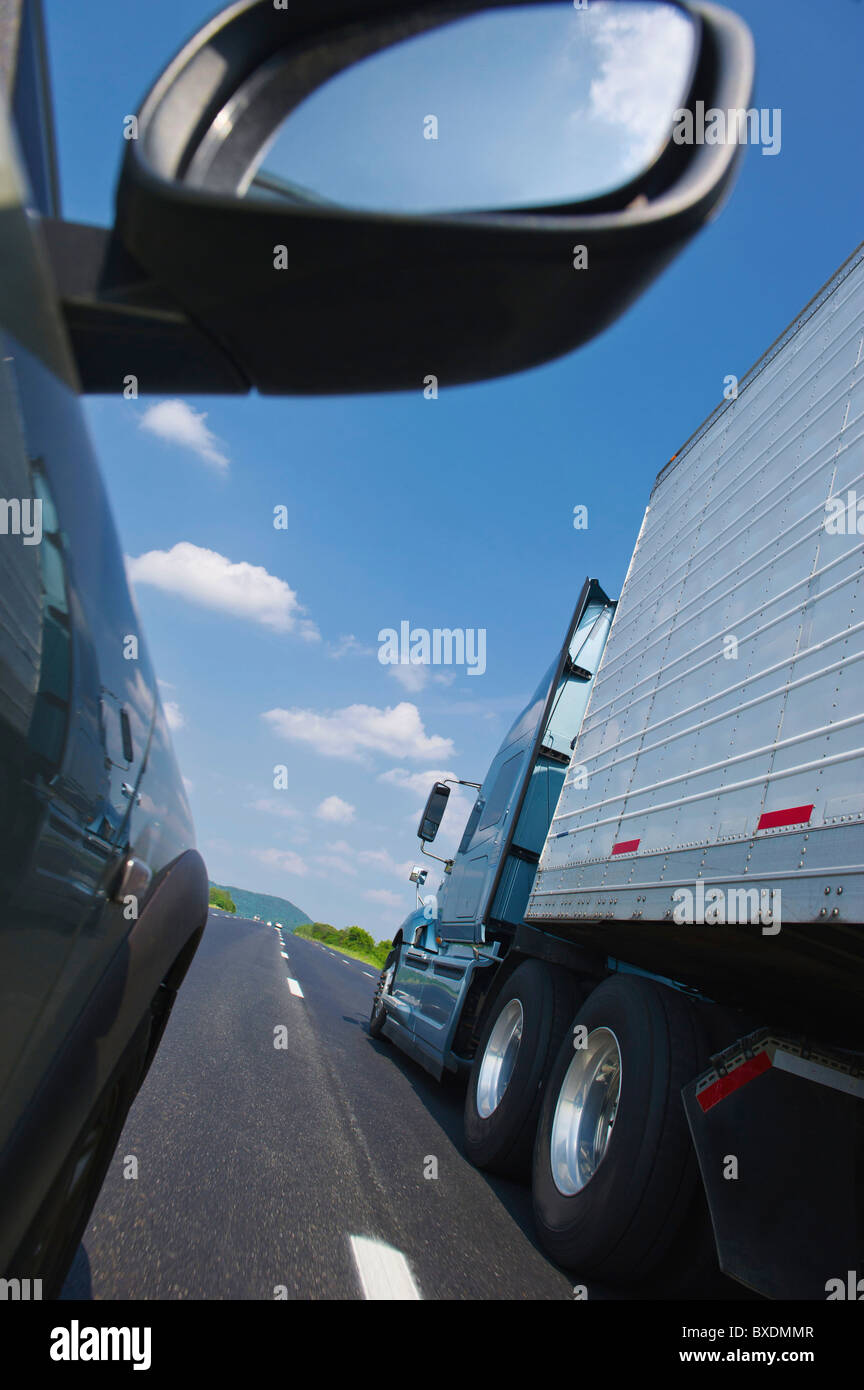 LKW- und PKW auf Autobahn Stockfoto
