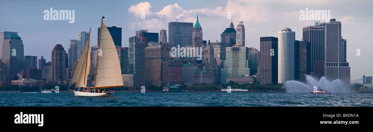 Segelboot am Fluss vor Lower Manhattan Stockfoto
