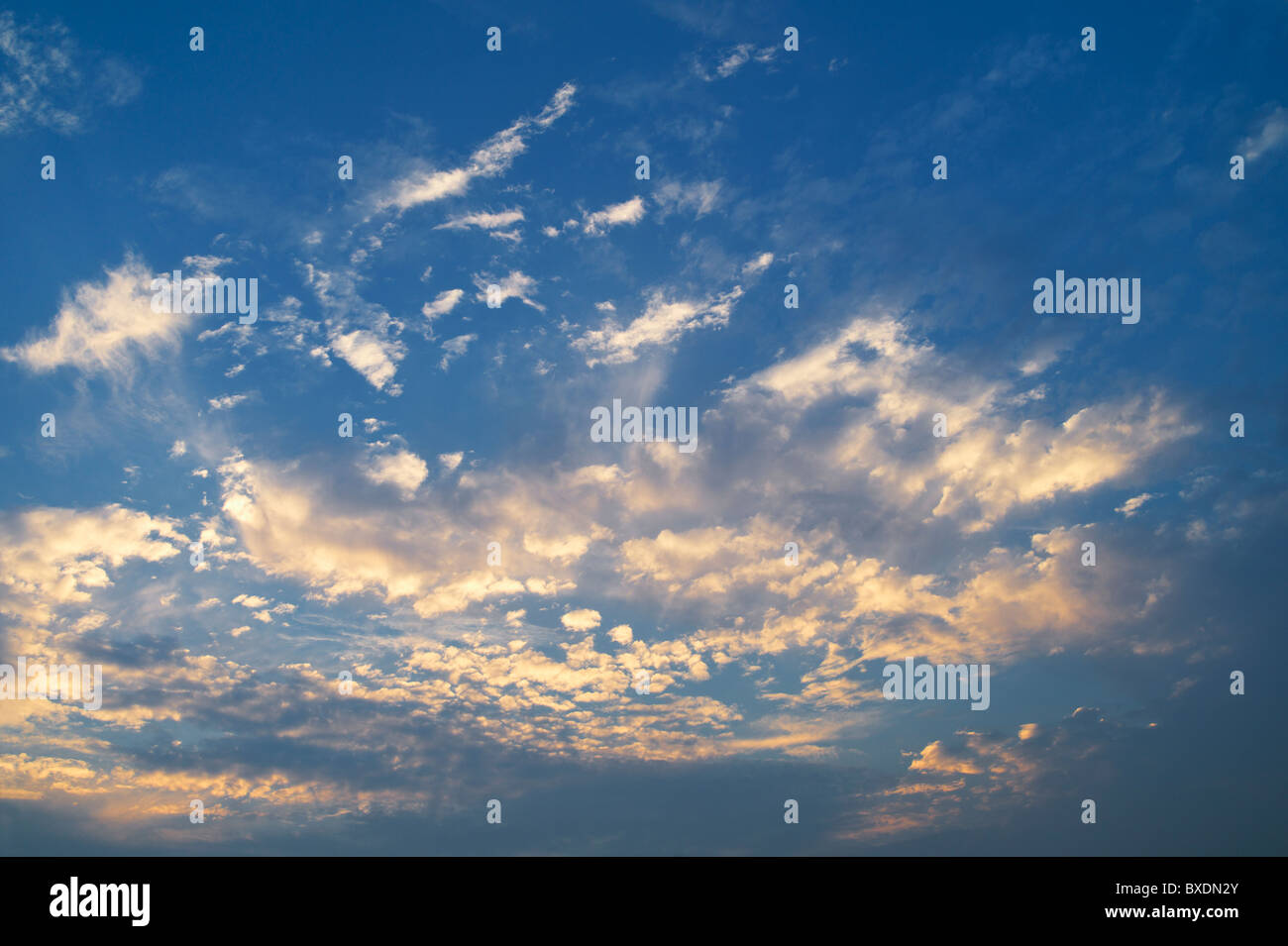 Wolken am blauen Himmel in der Abenddämmerung Stockfoto Wolken am blauen Himmel in der Abenddämmerung Stockfoto