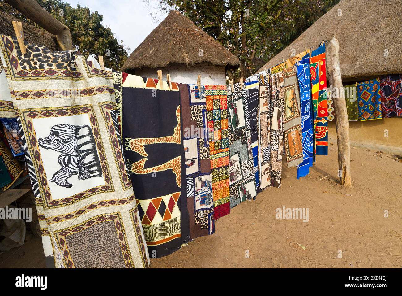 Bunte afrikanische Muster auf Stoff zum Verkauf an Handwerksdorf in Sambia, Afrika Stockfoto