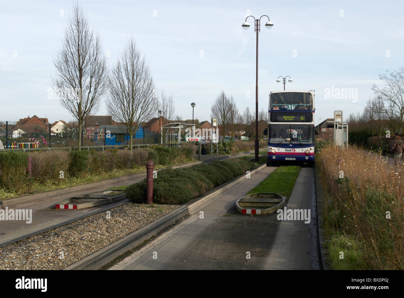 Doppeldeckerbus auf Straße reserviert für öffentliche Verkehrsmittel Stockfoto