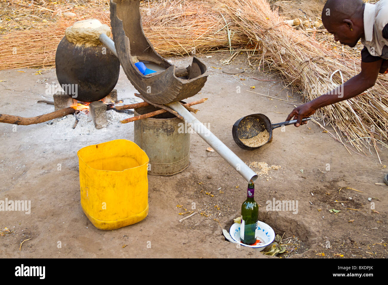 Man prüft Topf mit Getreidemehl Mash die verwendet wird, um Alkohol in seinem Dorf in Sambia, Afrika zu machen. Stockfoto