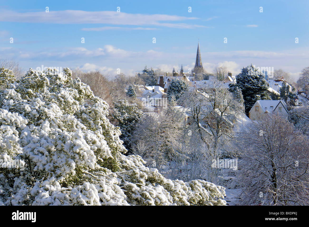 Winter-Szene mit Kirchturm, Dorf und Tress unter Neuschnee Stockfoto