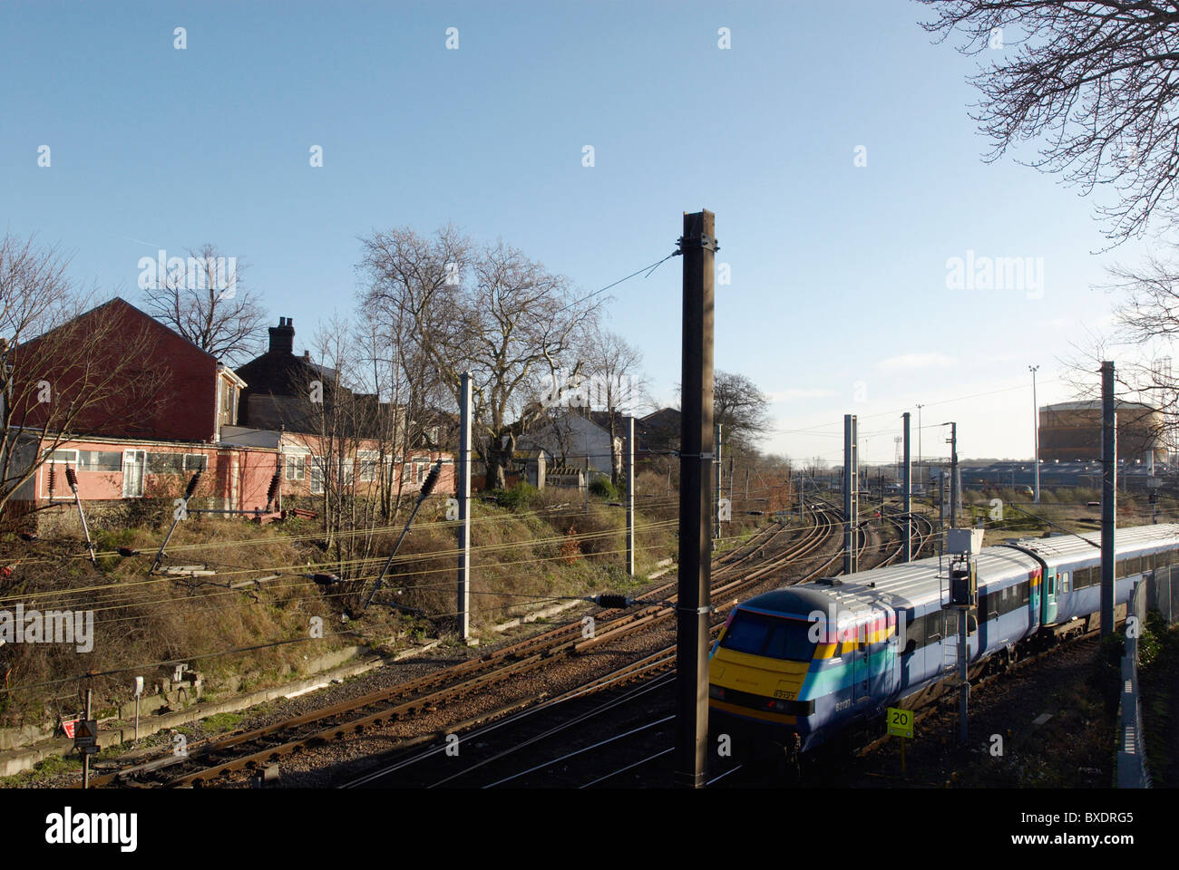 Intercity Zug auf Bahnstrecken in der Nähe von Wohngebiet Norwich Norfolk UK Stockfoto