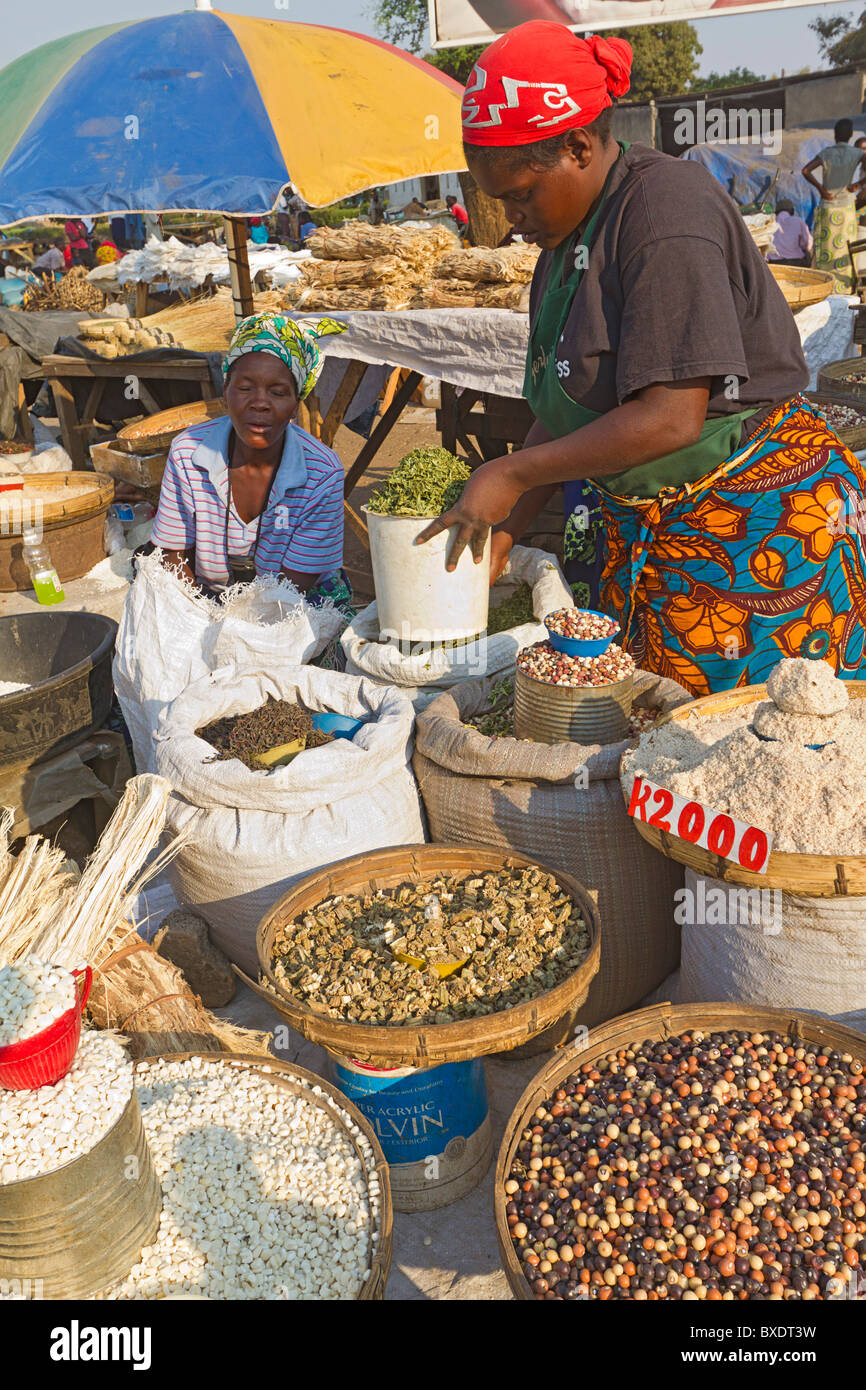 Grundnahrungsmitteln wie Bohnen und Gewürze zum Verkauf an Maramba Markt in Livingstone, Sambia, Afrika. Stockfoto