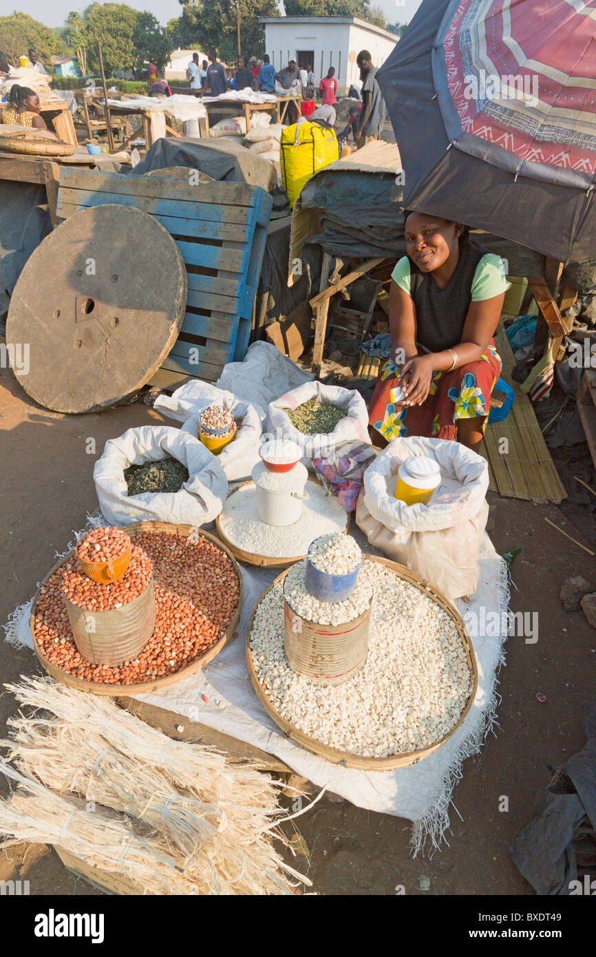 Grundnahrungsmitteln wie Bohnen und Gewürze zum Verkauf an Maramba Markt in Livingstone, Sambia, Afrika. Stockfoto
