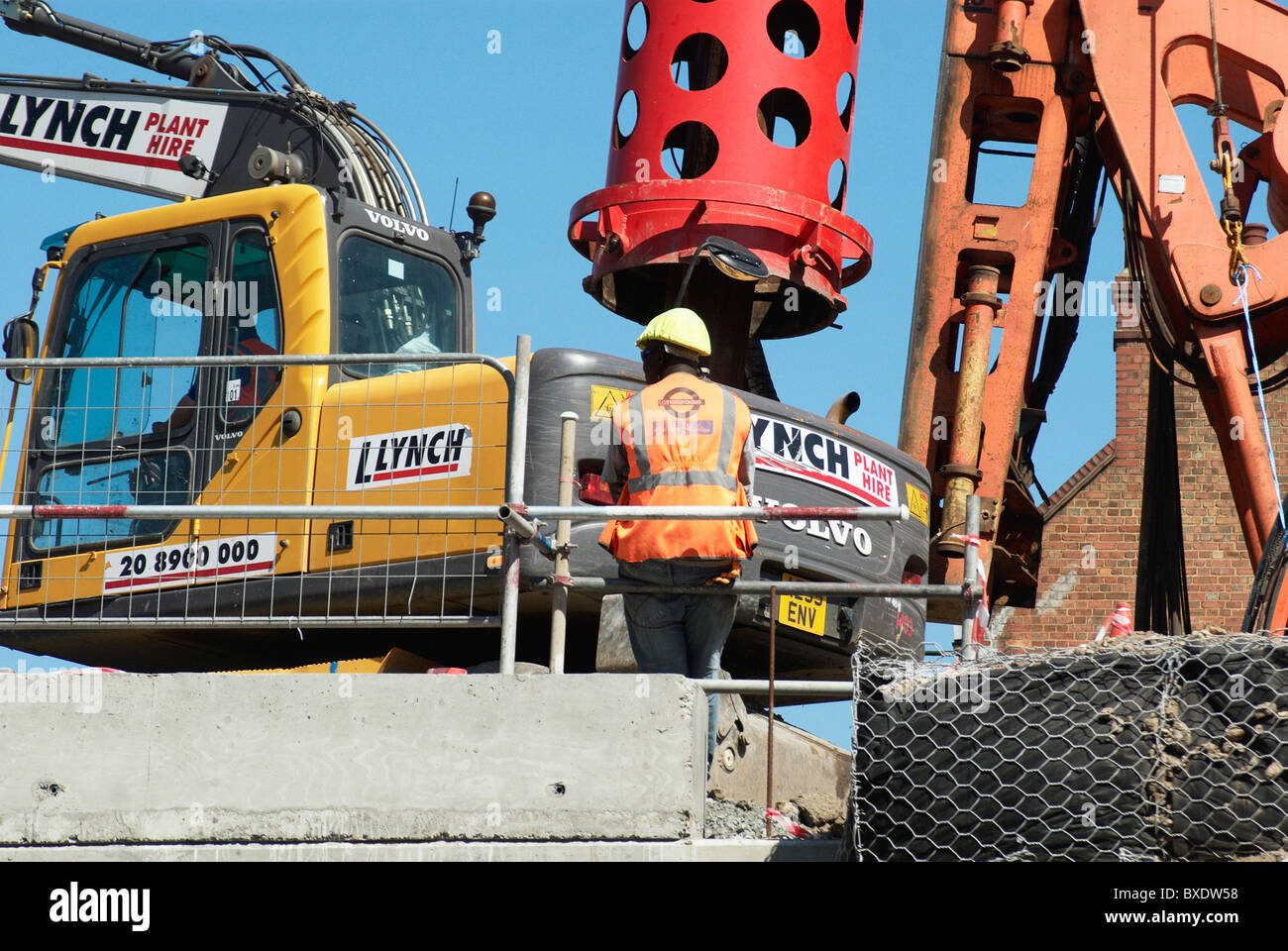 Arbeiter auf der Baustelle von East London Bahnlinie Shoreditch London UK Stockfoto