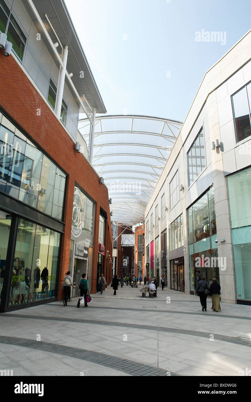 Gehweg zwischen Geschäften an der Eden Einkaufszentrum High Wycombe UK Stockfoto