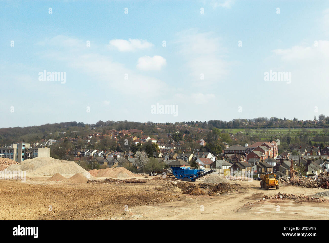 Löschen eines Grundstücks stillgelegten mit einem aggregierten Brecher High Wycombe UK Stockfoto