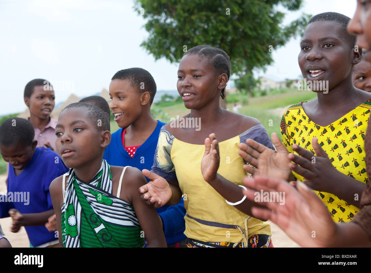 Heranwachsende Mädchen singen und tanzen gemeinsam auf eine nach der Schule programmieren in Dodoma, Tansania, Ostafrika. Stockfoto