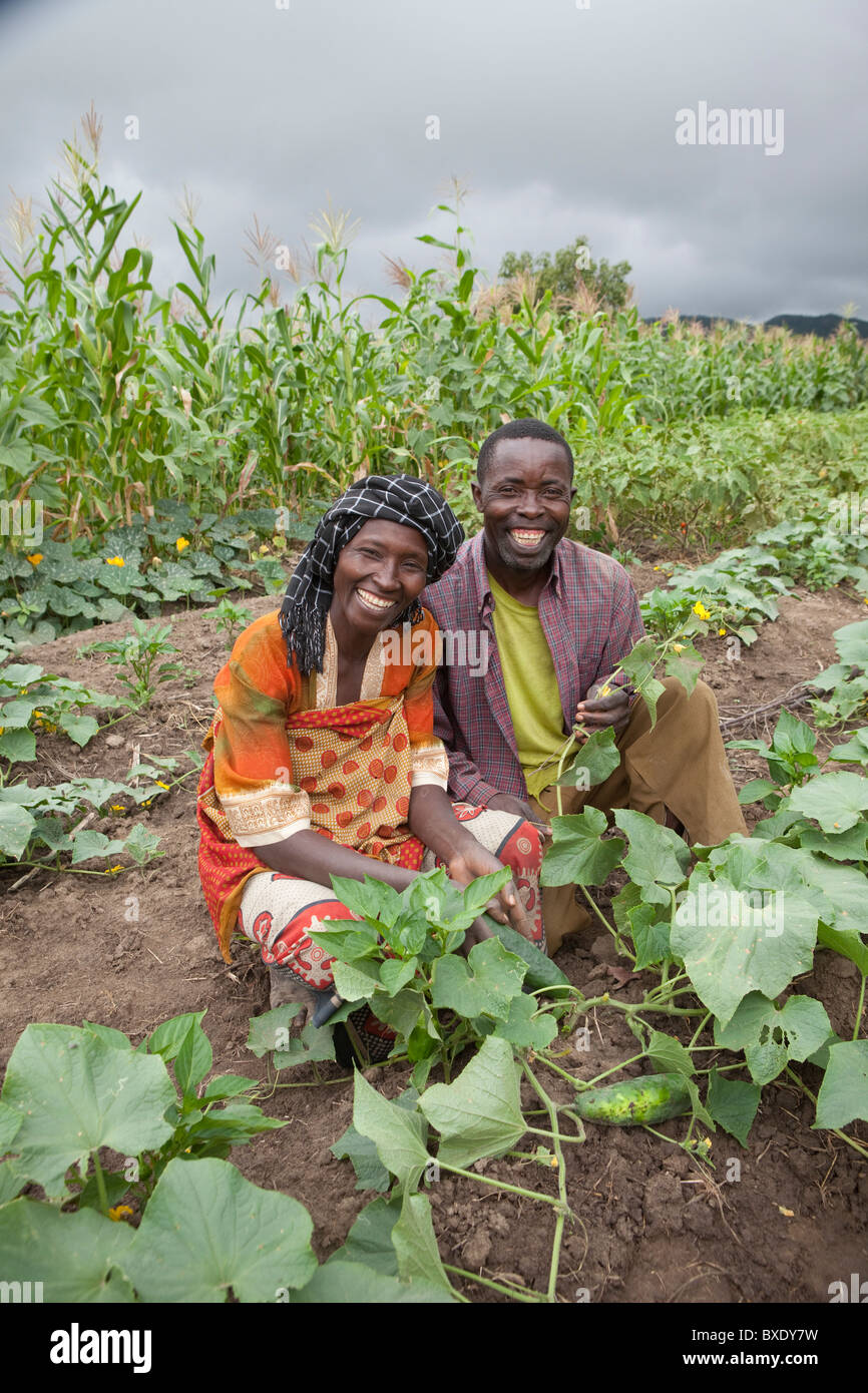 Frau Khabitu Ally Mkude und ihr Mann, sagte Habitu auf ihrer Farm außerhalb Iringa, Tansania, Ostafrika. Stockfoto