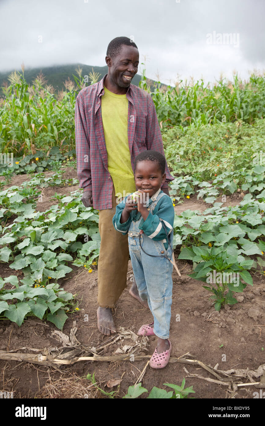 Eine Familie in ihrem Gemüsegarten in Iringa, Tansania, Ostafrika. Stockfoto