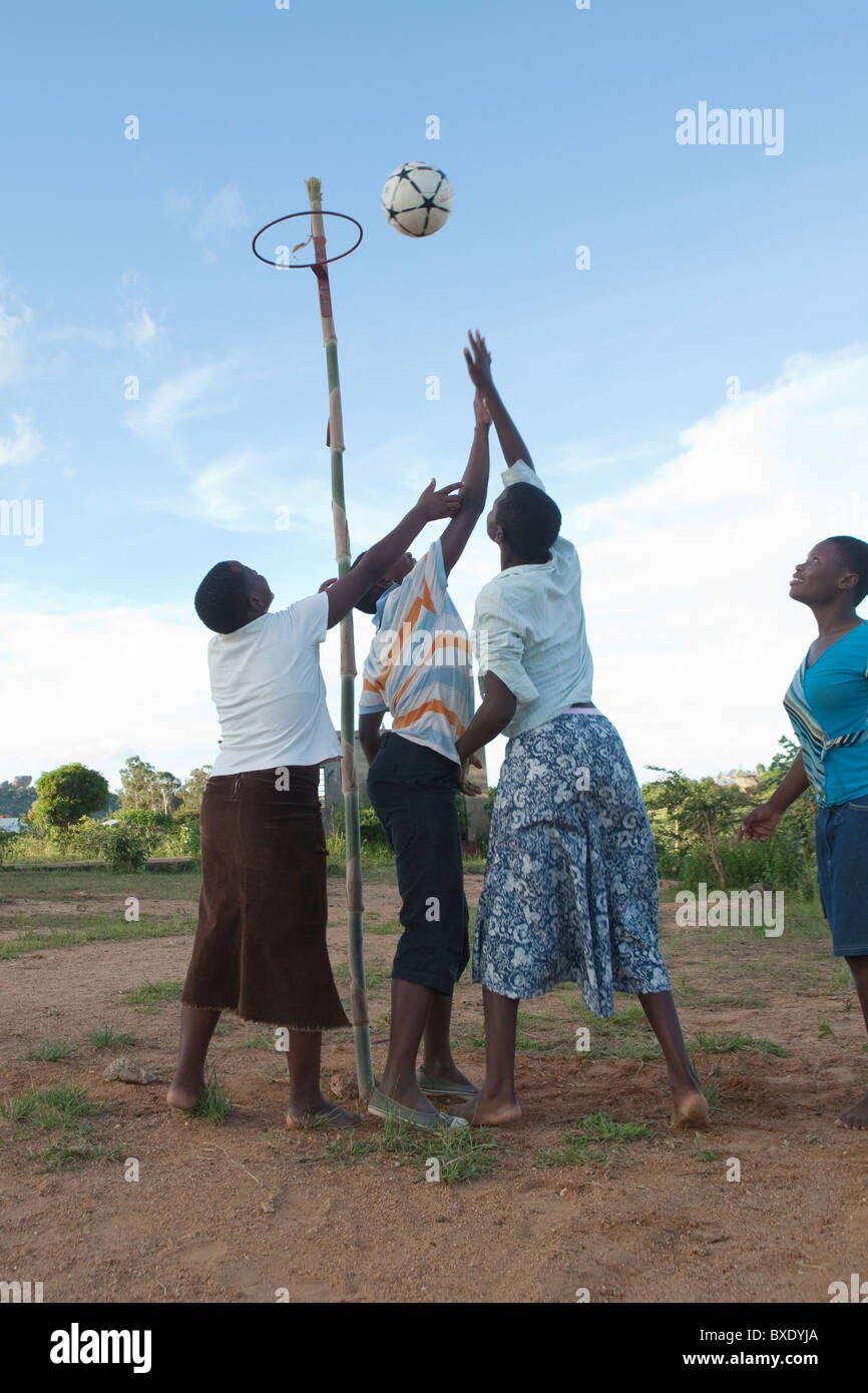 Heranwachsende Mädchen spielen Basketball auf ein nach der Schule programmieren in Iringa, Tansania, Ostafrika. Stockfoto