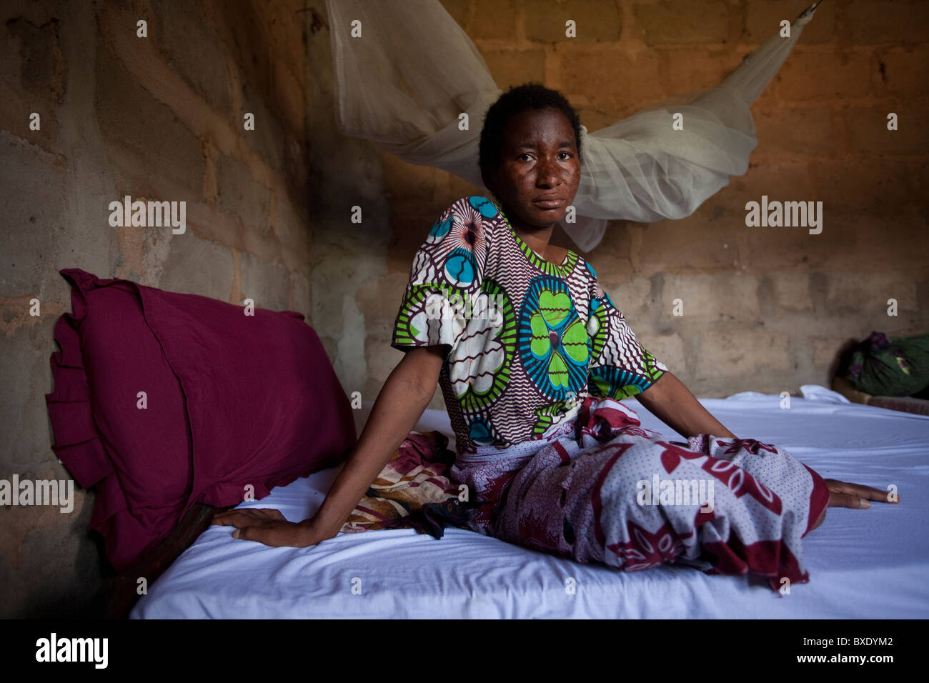 Frau Asha Mahammed (38), eine Frau Tuberkulosekranke, sitzt in ihrem Bett in Dar Es Salaam, Tansania, Ostafrika. Stockfoto